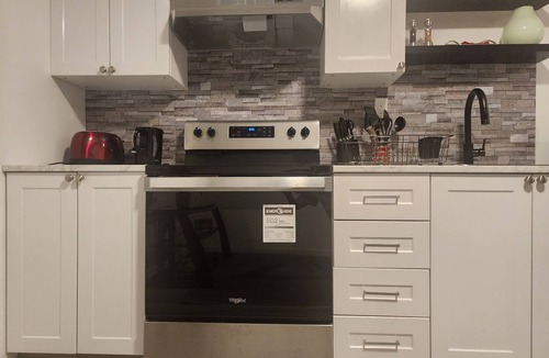 Airdrie House | Airdrie - Comfy Stylish 2 bedroom Guest Suite -En route to the Rockies Alberta!