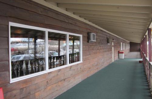 Whitehorse Hotel | Airport Chalet