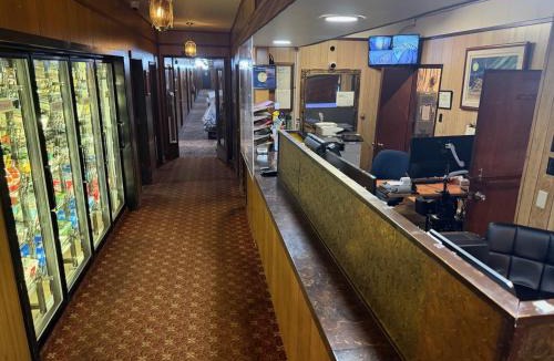 Whitehorse Hotel | Airport Chalet