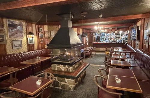 Whitehorse Hotel | Airport Chalet