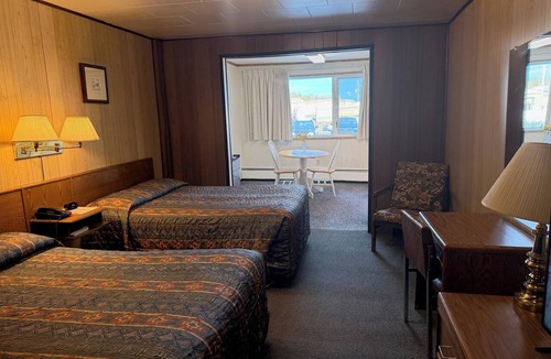 Whitehorse Hotel | Airport Chalet