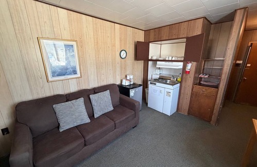 Whitehorse Hotel | Airport Chalet