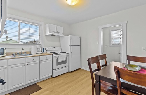 Terra Nova Apartment | Airport Manor 2Bdrm Off-Street Parking