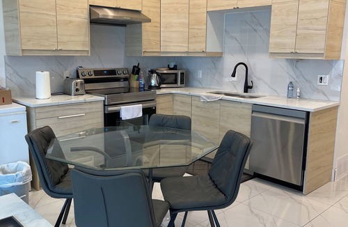 Montgomery Bed & Breakfast | Amazing 2-Bedroom Walkout Suite Near UC