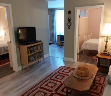 Longueuil Apartment | Appartement Cartier Free parking Backyard
