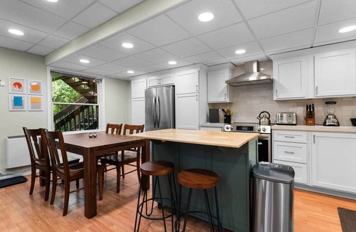 Ann Arbor Apartment | Arbor Hideaway - Brand New! Bring your dog!