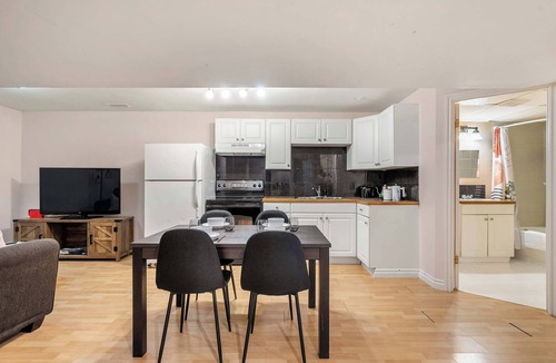 Southeast Calgary House | Arizona | Sleeps 8 Guests | Close to Playgrounds!