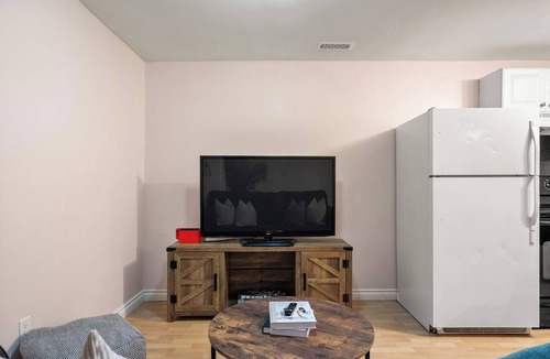 Southeast Calgary House | Arizona | Sleeps 8 Guests | Close to Playgrounds!
