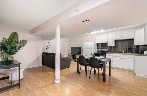 Southeast Calgary House | Arizona | Sleeps 8 Guests | Close to Playgrounds!
