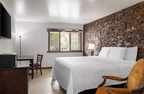 Chippewa Falls Hotel | Avalon Hotel & Conference Center