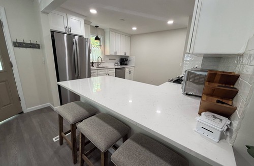 Avon Lake House | Avon Lake 4BR Cozy Comfort MCM Design right next to Park for relaxing stays!