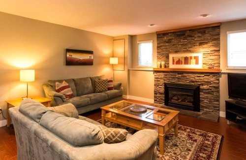 Lynn Valley Apartment | Awesome 2BR Near Lynn Valley best trails and parks