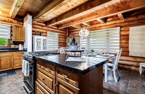 Kingsville Cottage | Awesome Cabin with Fire Pit and Hot-tub in Kingsville, Ontario