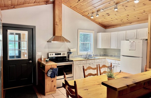 Bala Cottage | Bala-Retreat MUSKOKA - Walk to town/Sunsets/Sunny dock/Turnkey/Pet friendly
