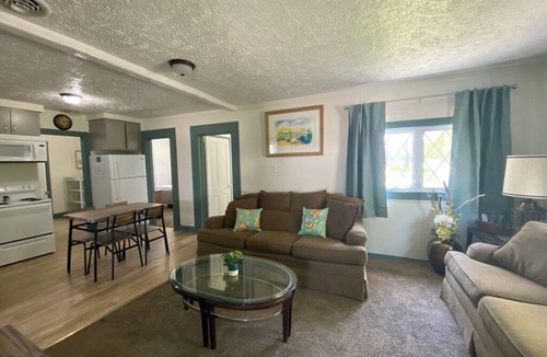 Geneva-on-the-Lake Cottage | Barefoot Bungalow: private 3 bdm cottage with patio