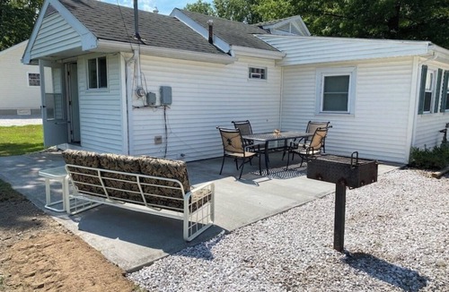 Geneva-on-the-Lake Cottage | Barefoot Bungalow: private 3 bdm cottage with patio