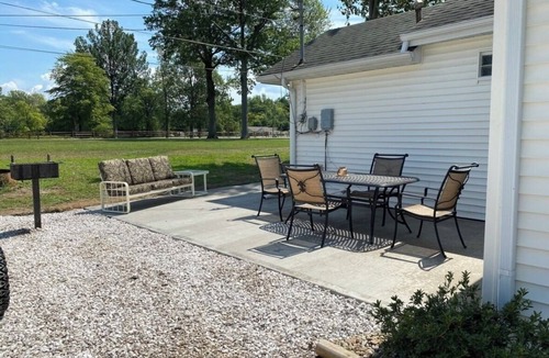 Geneva-on-the-Lake Cottage | Barefoot Bungalow: private 3 bdm cottage with patio