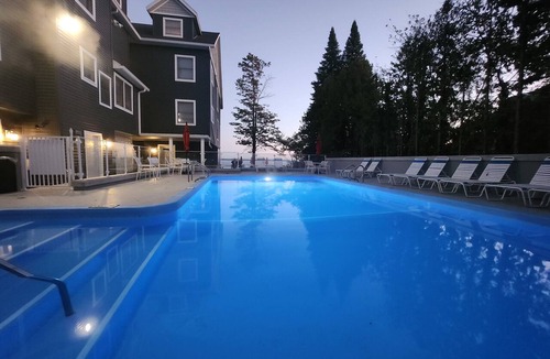 Traverse City Condo | Beach, Balcony, King Bed! - North Shore Inn Unit 203