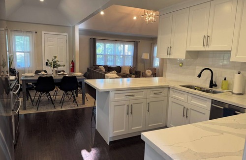 Crystal Beach House | Beach Retreat - Hot Tub - 10 min Walk to Bay Beach