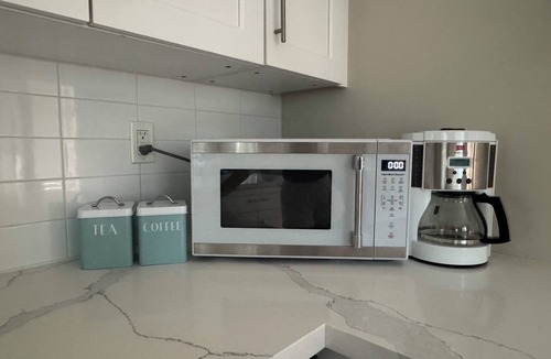 Crystal Beach House | Beach Retreat - Hot Tub - 10 min Walk to Bay Beach