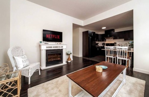 Jasper Place House | Beach Vibes - KING Bed - Fireplace - Netflix - WiFi