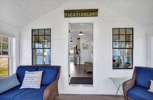 Surry House | Beachcomber Cottage-Oceanfront!