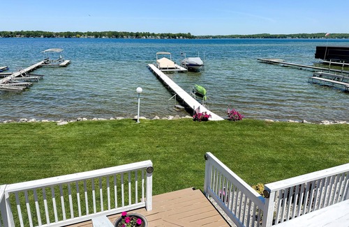 Manitou Beach-Devils Lake Cottage | BEAUTIFUL LAKEFRONT COTTAGE! ☀️🧡 KAYAKS! CLEAR SANDY BOTTOM