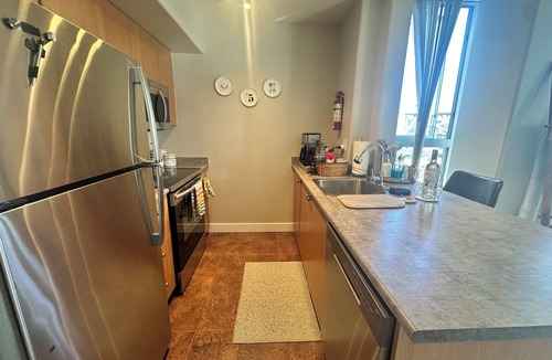 Downtown Vancouver Condo | Beautiful boutique Beach Retreat-upscale and newly renovated sweet suite escape
