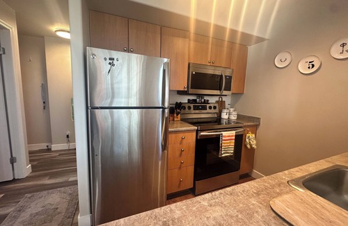 Downtown Vancouver Condo | Beautiful boutique Beach Retreat-upscale and newly renovated sweet suite escape