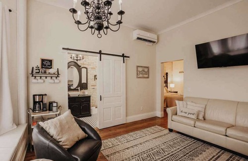 Clare Apartment | Beautiful Downtown Loft - East Suite