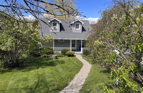 Dundee Cottage | Beautiful East Waneta Lakeside Cottage!