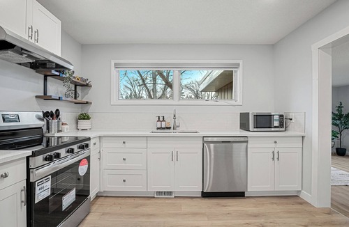 Southwest Calgary House | Beautiful House 3BDR>Chinook Mall 2 mins>Downtown 10 mins/Backyard>Firepit>PS5