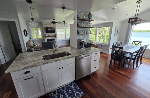 Vicksburg House | Beautiful lakefront property on Barton Lake with Hot Tub!