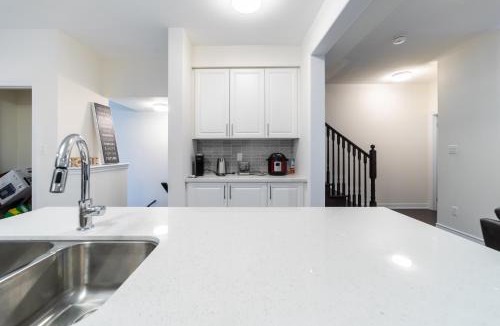 Ajax House | Beautiful New Townhouse in Quiet Neighbourhood