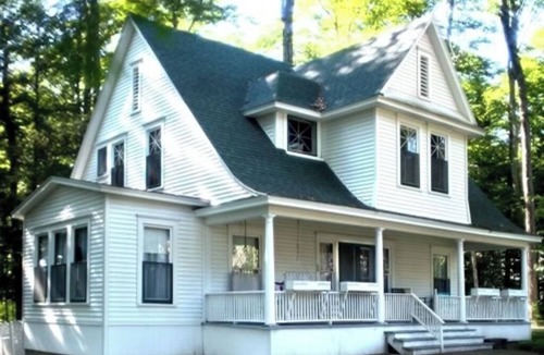 Roaring Brook Cottage | Beautiful Roaring Brook Cottage in Harbor Springs, MI with private beach access