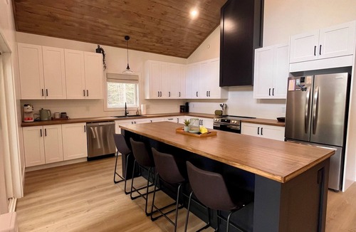 LaBelle Cottage | Beaverdam Lakeside Retreat - Pet & Family Friendly