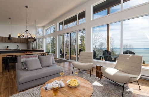 Les Eboulements Ski Chalet | Bellevue 169: Relaxing Chalet with River Views