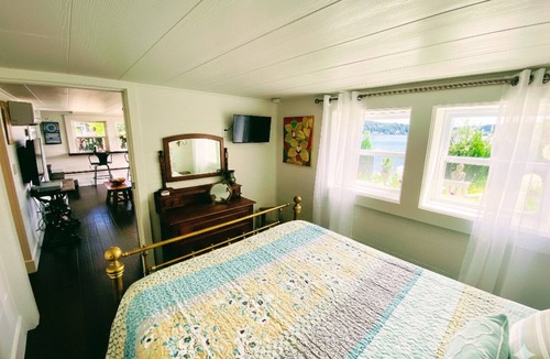 Granthams Landing Bed & Breakfast | Bill's Landing Luxury Suite with private Hot Tub