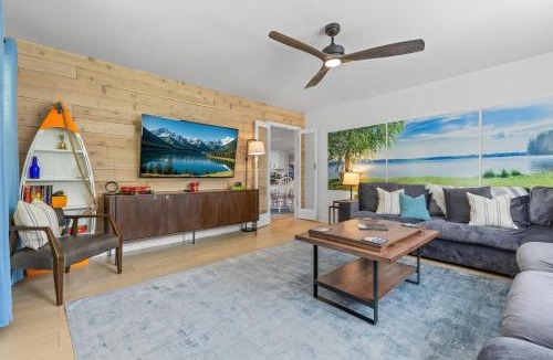 Wayland House | Blissful Serenity - Walk to Lake Milton with Hot Tub
