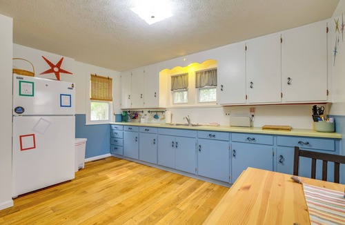 Elk Rapids House | Blocks to Beach & Eats! Elk Rapids 'Cozy Cottage'