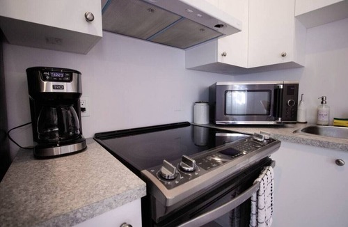 Milton Park Apartment | Blue&Gold/Plateau/St-Laurent/SelfCheck-In/AC/TV