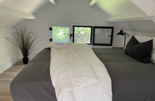 Erin Cabin | Blue Heron Bunkie A Luxury Forest Escape Near Erin, Ontario