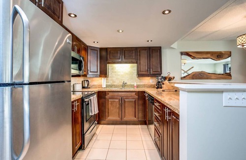 The Blue Mountains Apartment | Blue Mountain Ski in/Ski Out Chalet Condo