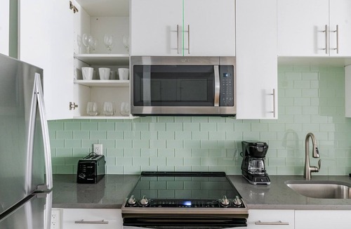 Mount Vernon Triangle Apartment | Blueground | Mount Vernon Triangle, pool, nr National Gallery of Art