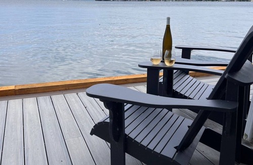 Innisfil Cottage | Boathouse Escape on Lake Simcoe! Perfect couples (+1) retreat 1 hour from GTA