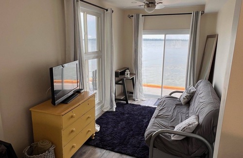 Innisfil Cottage | Boathouse Escape on Lake Simcoe! Perfect couples (+1) retreat 1 hour from GTA