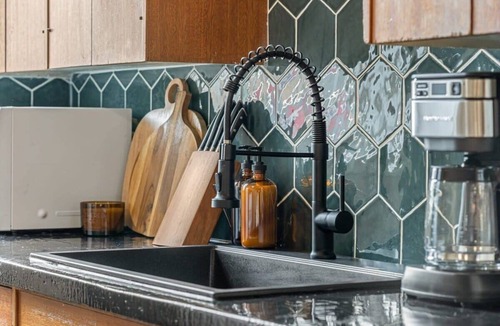 Drumheller Apartment | Bourbon Retro Getaway Sleeps 4 & Full Kitchen!
