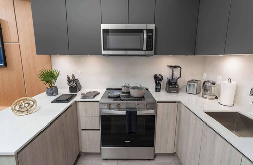 Toronto Entertainment District Apartment | Boutique 4BR Aparthotel Sleeps 10 Free Parking