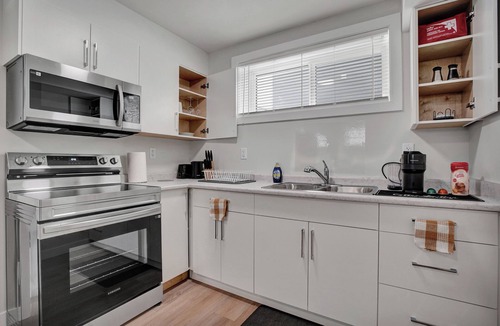 Saskatoon House | Brand New 2BR Suite close to Airport with Parking