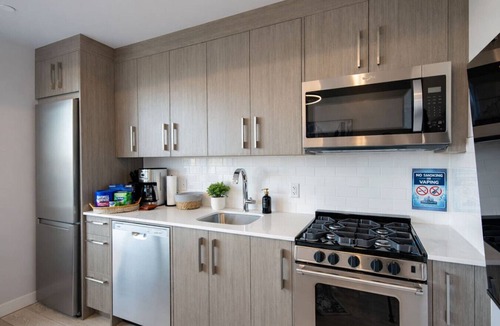 Kensington Apartment | Brand New King Bed Suite| Gym| UG Park| Kensington